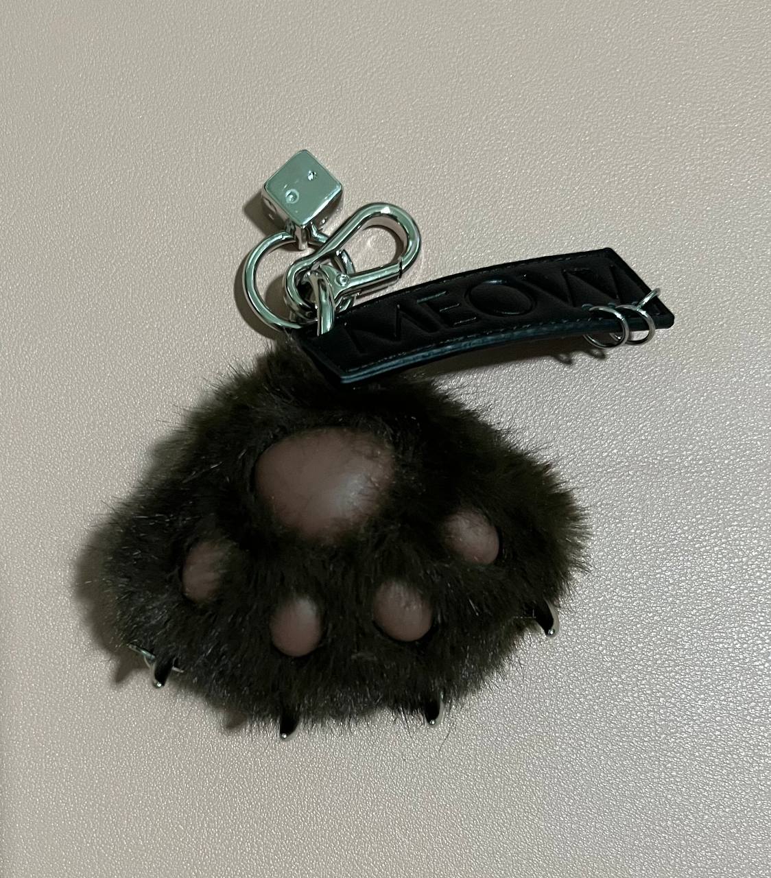 MEOVV - My Eyes Open Vvide Jelly Paw ver. (Official Jelly Paw Keyring)
